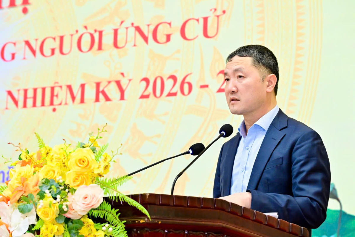 Ông Bùi Văn Mạnh - Giám đốc Sở Du lịch Ninh Bình trình bày chương trình hành động trước cử tri phường Hoa Lư. Ảnh: Ngọc Linh