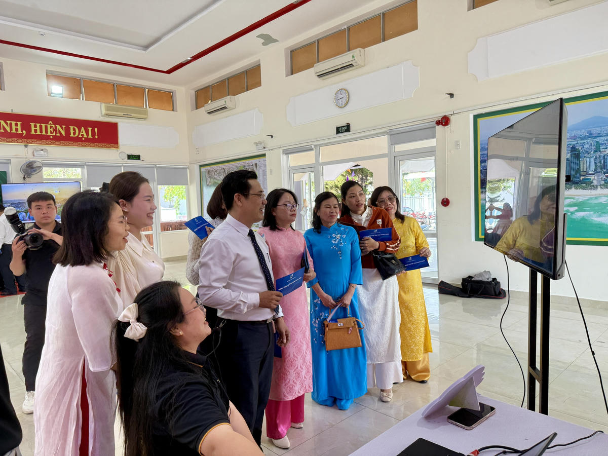 Tìm hiểu kiến thức về bầu cử với hình thức mới mẻ, mang lại sự hào hứng tại ngày hội. Ảnh: Nguyễn Tú.