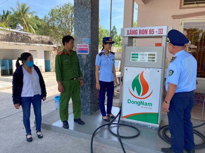 Lực lượng liên ngành kiểm tra đối với một doanh nghiệp kinh doanh xăng dầu. (Ảnh: PV/Vietnam+).