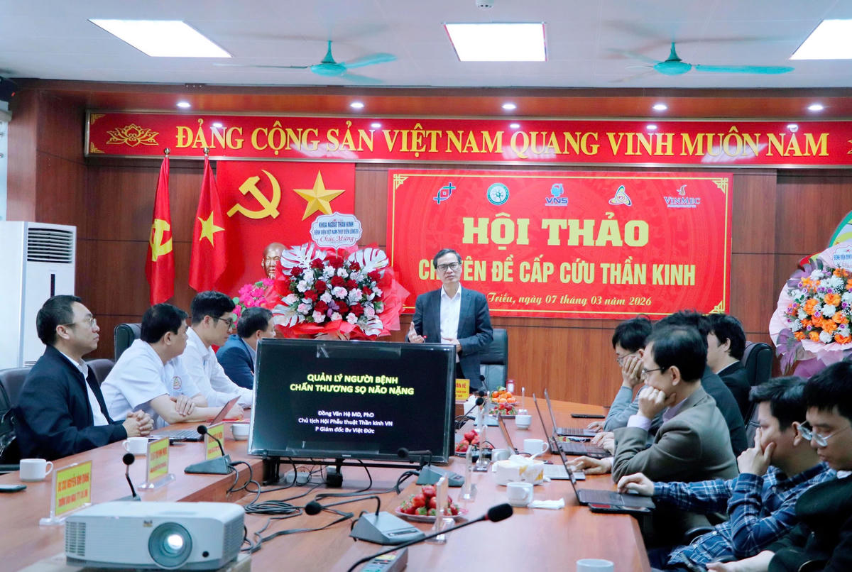 PGS.TS Đồng Văn Hệ, Phó Giám đốc Bệnh viện Hữu nghị Việt Đức, Giám đốc Trung tâm Phẫu thuật Thần kinh, Chủ tịch Hội Phẫu thuật Thần kinh Việt Nam phát biểu tại Hội thảo.