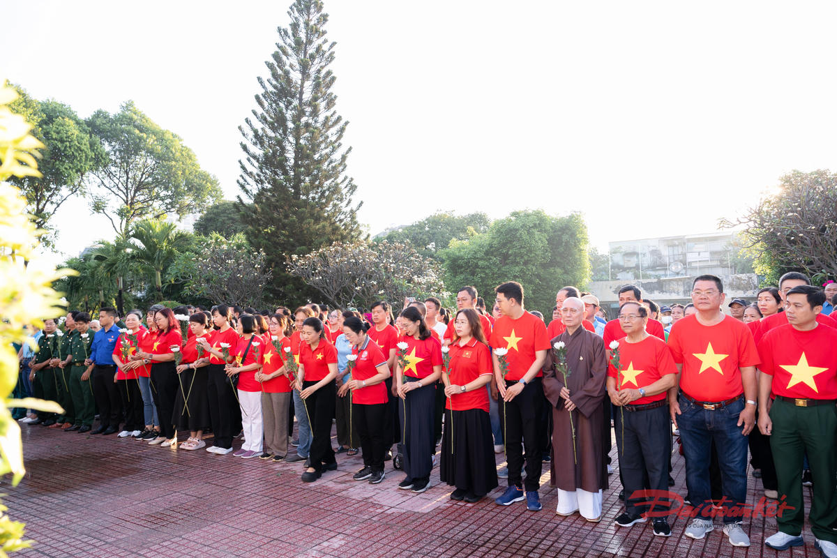 TP Hồ Chí Minh: Ứng viên ĐBQH và HĐND dâng hương, dâng hoa tại Di tích Kho bom Phú Thọ