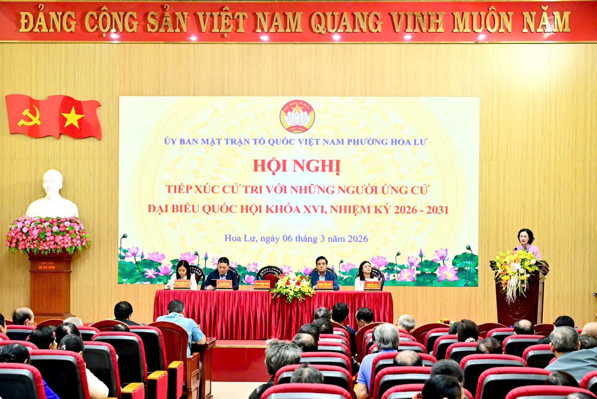 Cử tri xã phường Hoa Lư đánh giá cao chương trình hành động của ông Mạnh. Ảnh: Minh Quang