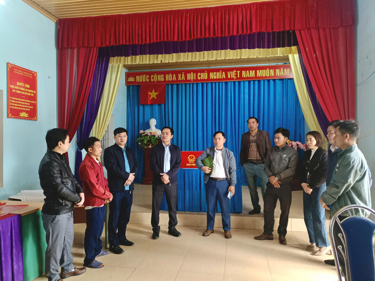 Lãnh đạo xã Minh Ngọc và tổ bầu cử rà soát công tác chuẩn bị bầu cử HĐND nhiệm kỳ 2026 - 2031.