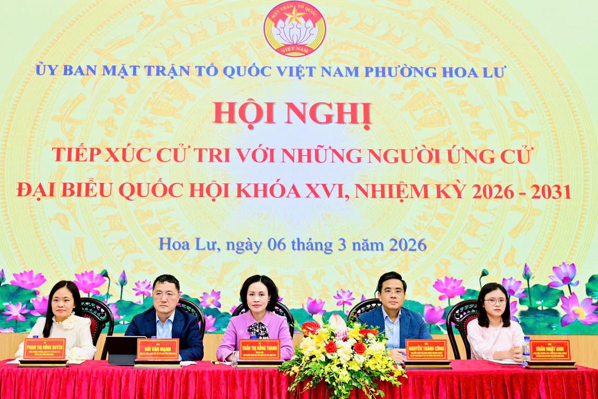 Các ứng cử viên ĐBQH tại đơn vị bầu cử số 3 và đại biểu HĐND tỉnh tại đơn vị bầu cử số 7 tiếp xúc cử tri phường Hoa Lư chiều 6/3. Ảnh: Ngọc Linh