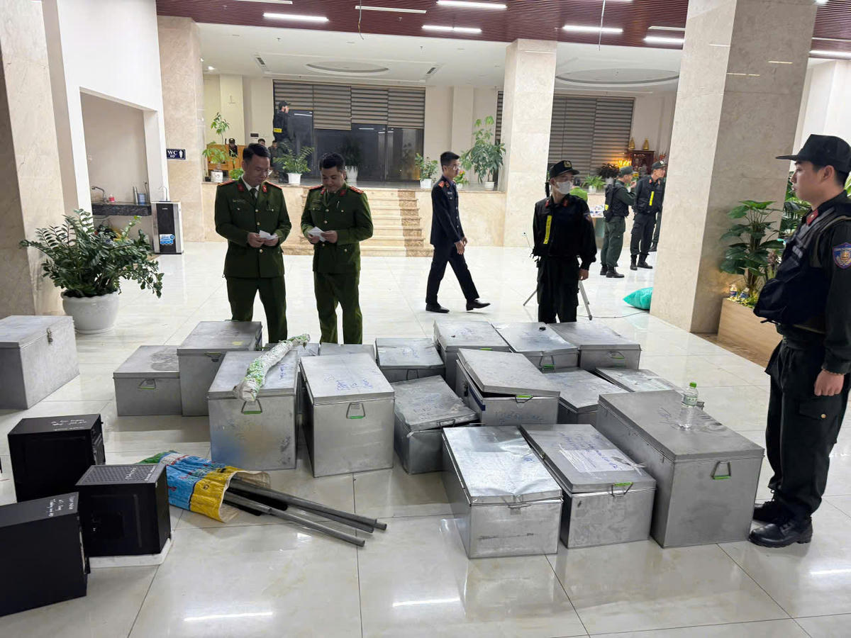 Cơ quan CSĐT Công an tỉnh Quảng Ninh khám xét chỗ ở, nơi làm việc của Hoàng Văn Cường tại trụ sở Công ty TNHH Quan Minh. Ảnh: Công an tỉnh Quảng Ninh