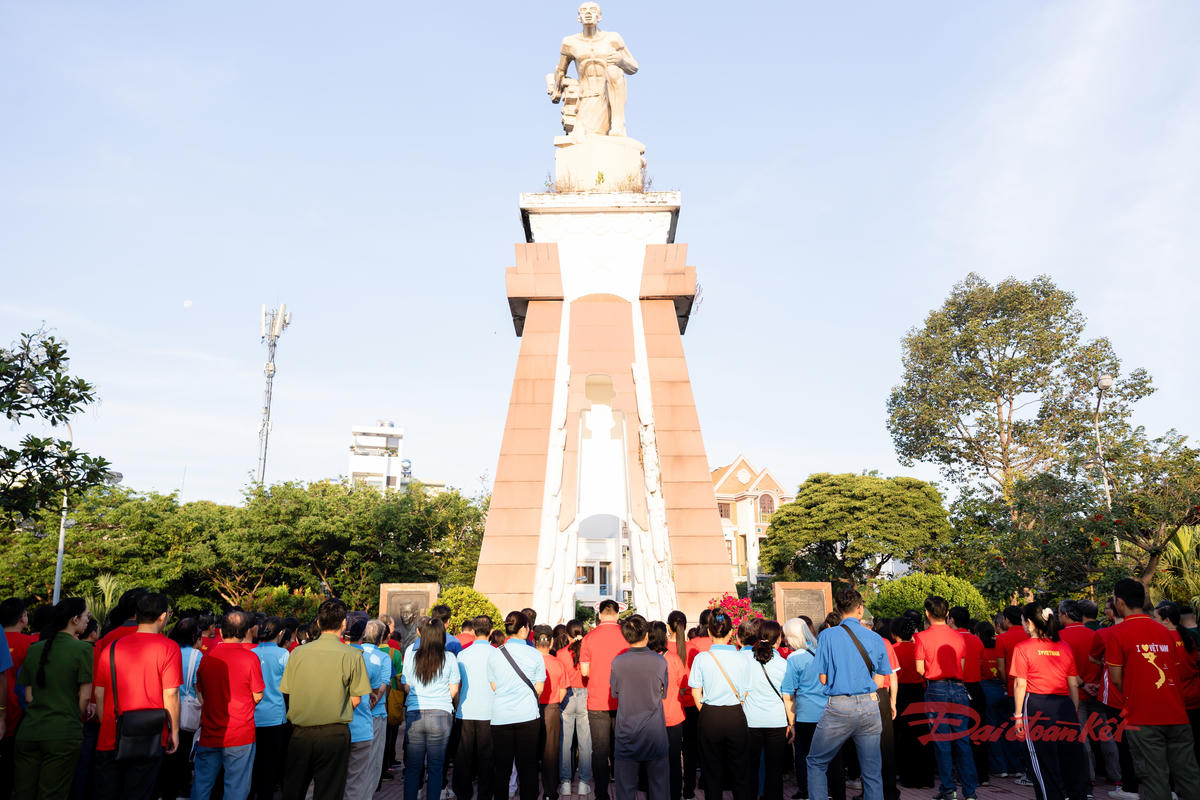 TP Hồ Chí Minh: Ứng viên ĐBQH và HĐND dâng hương, dâng hoa tại Di tích Kho bom Phú Thọ