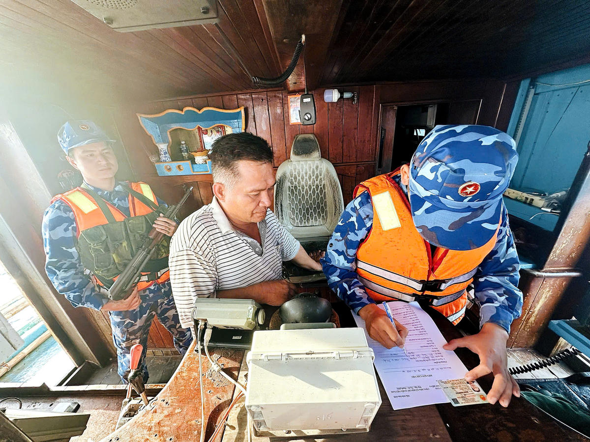 Bộ Tư lệnh Vùng Cảnh sát biển 4 bắt quả tang tàu cá vận chuyển trái phép khoảng 50.000 lít dầu DO trên biển. Ảnh: Thanh Nghị