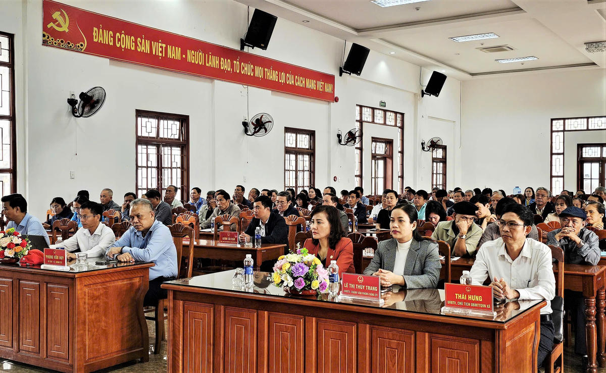 Đại biểu tham dự&nbsp;tiếp xúc cử tri, vận động bầu cử tại xã miền núi xã Trà My. Ảnh: Nguyễn Tín.