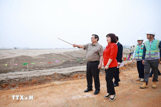 Thủ tướng Phạm Minh Chính kiểm tra tiến độ thi công khu tái định cư Dự án Cảng hàng không quốc tế Gia Bình. (Ảnh: Dương Giang/TTXVN).