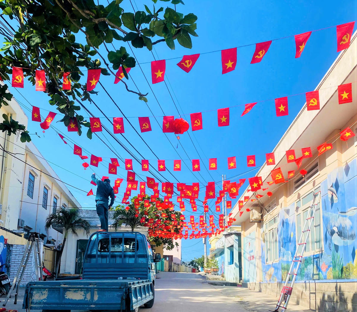 Cờ Tổ quốc, cờ Đảng được trang trí các khu dân cử, địa điểm khu vực bỏ phiếu. Ảnh: Chí Đại.