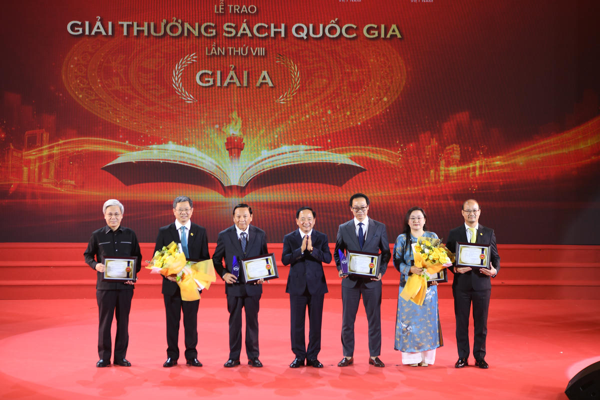 Trưởng Ban Tuyên giáo và Dân vận Trung ương Trịnh Văn Quyết trao Giải A cho các tác giả, dịch giả, nhà xuất bản, đơn vị liên kết.
