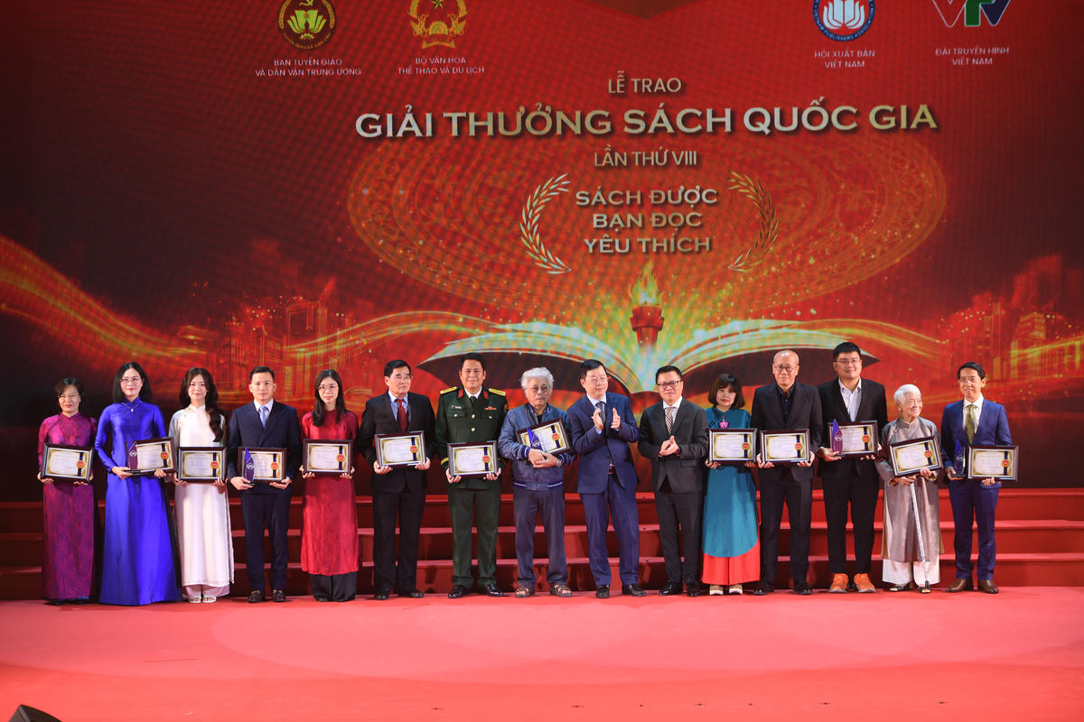 Nhà báo Lê Quốc Minh, Ủy viên Trung ương Đảng, Tổng biên tập Báo Nhân dân, Phó Trưởng Ban Tuyên giáo và Dân vận Trung ương, Chủ tịch Hội Nhà báo Việt Nam; Nhà báo Nguyễn Thanh Lâm, Ủy viên Trung ương Đảng, Tổng Giám đốc Đài Truyền hình Việt Nam trao Giải Bạn đọc yêu thích cho các tác giả, dịch giả, nhà xuất bản, đơn vị liên kết. 