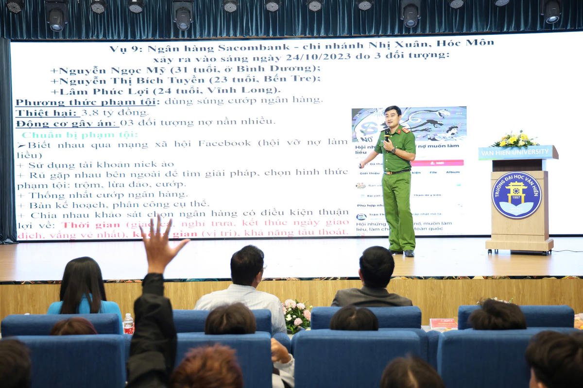 Đại diện Phòng PC02, Công an TP Hồ Chí Minh thông tin về tình trạng lừa đảo trên không gian mạng hiện nay. Ảnh: T.P