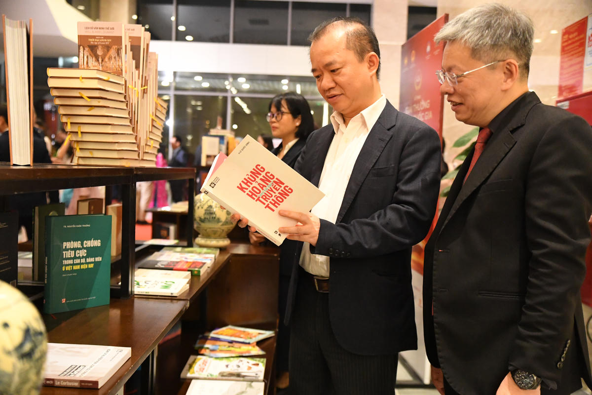 Đại biểu và độc giả dừng lại tìm hiểu nội dung các cuốn sách đoạt giải, chia sẻ niềm hứng thú với những giá trị tri thức mà tác phẩm mang lại.