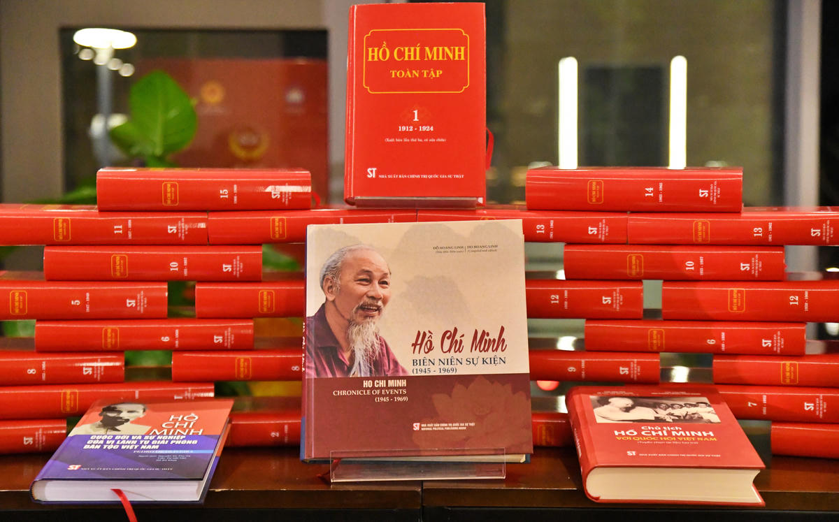 Không gian trưng bày không chỉ góp phần tôn vinh các tác giả, dịch giả và đơn vị xuất bản có tác phẩm đoạt giải, mà còn trở thành điểm gặp gỡ của cộng đồng yêu sách, góp phần lan tỏa văn hóa đọc trong đời sống xã hội.. 