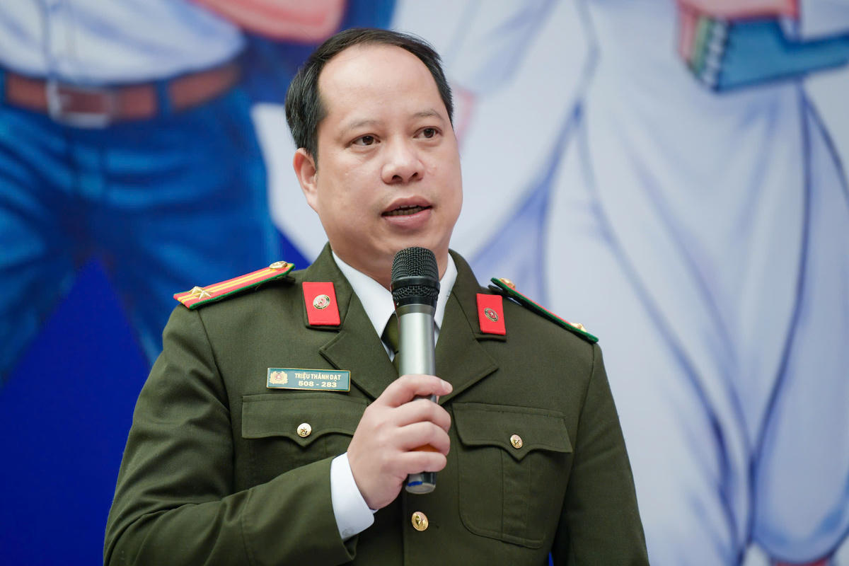 Trung tá Triệu Thành Đạt, chuyên viên Cục Đào tạo thông tin tại Ngày hội tư vấn tuyển sinh-hướng nghiệp năm 2026.