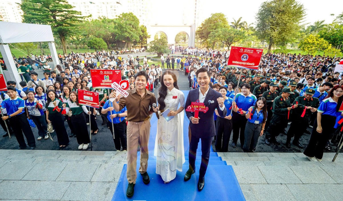 Ngày Chủ nhật Đỏ quy tụ hàng chục hoa hậu, á hậu, người đẹp, nghệ sĩ tham gia. Ảnh: T.P