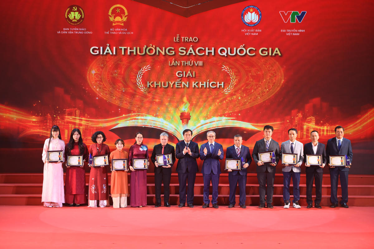 Phó Trưởng Ban Tuyên giáo và Dân vận Trung ương Phan Xuân Thuỷ, Thứ trưởng Bộ VHTTDL Phan Tâm trao Giải Khuyến khích cho các tác giả, đại diện Nhà xuất bản, đơn vị liên kết có sách đạt giải. 