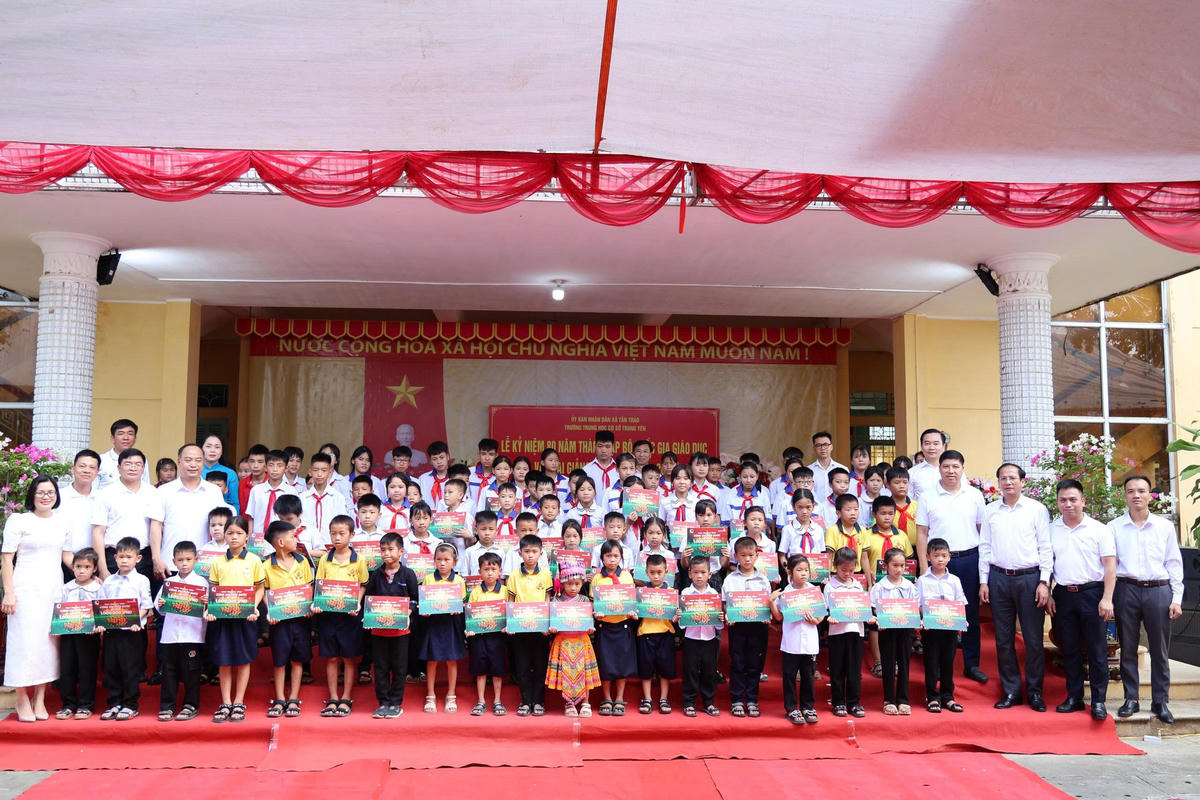 Vietcombank trao 8.000 suất học bổng  đến học sinh có hoàn cảnh khó khăn nhân dịp năm học mới 2025