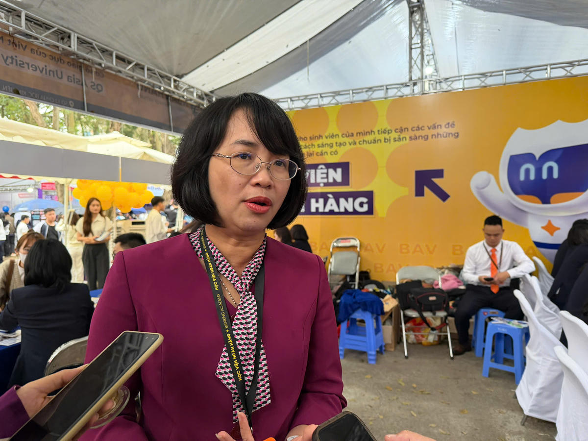PGS.TS Phạm Thị Hoàng Anh – Phó Giám đốc Học viện Ngân hàng trao đổi với phóng viên Báo Đại đoàn kết.