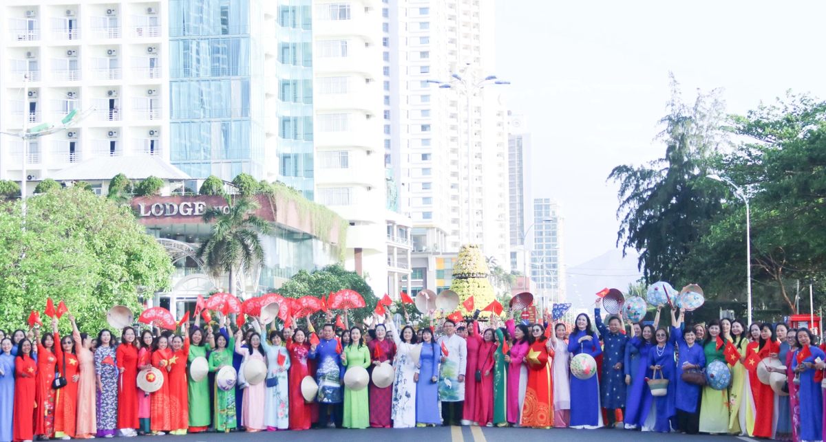 Sau khi diễu hành, các đại biểu chụp ảnh lưu niệm cùng hội viên phụ nữ của tỉnh Khánh Hòa tại lễ kỷ niệm . Ảnh X.H
