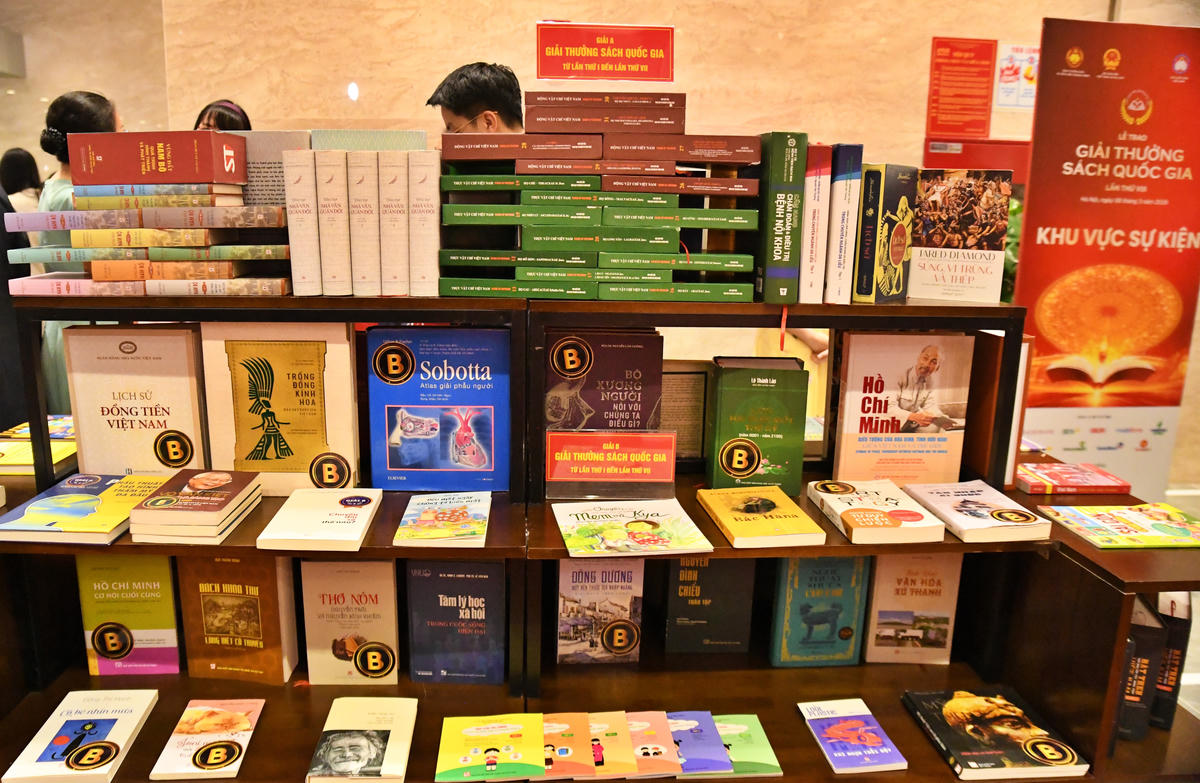 Nhiều đầu sách xuất sắc thuộc các lĩnh vực lịch sử, văn hóa, khoa học… được giới thiệu tại khu trưng bày.. 