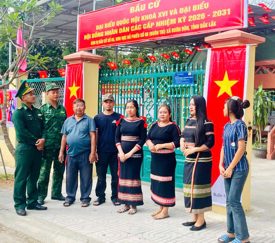 Cán bộ, chiến sĩ Đồn Biên phòng Sê Rê Pốk tuyên truyền cho bà con xã Buôn Đôn về mục đích ý nghĩa ngày bầu cử.