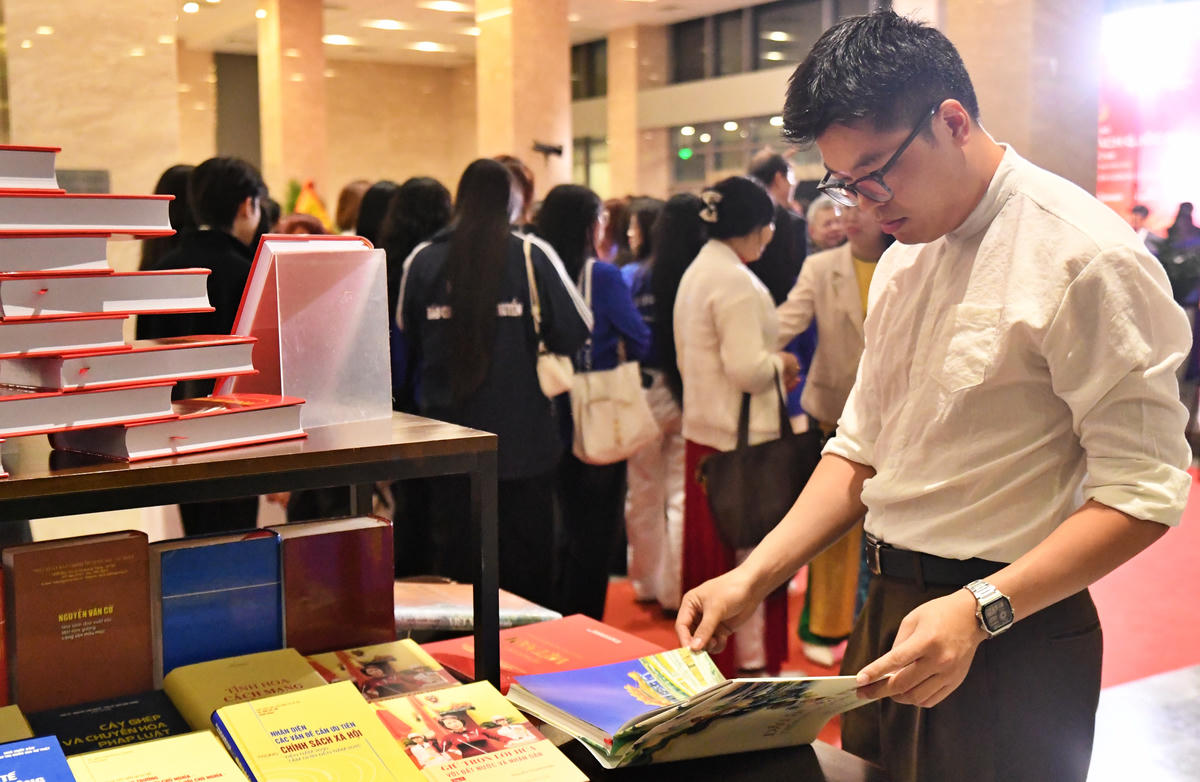 Độc giả trẻ dành thời gian đọc, tìm hiểu các cuốn sách đạt giải ngay tại khu vực trưng bày.