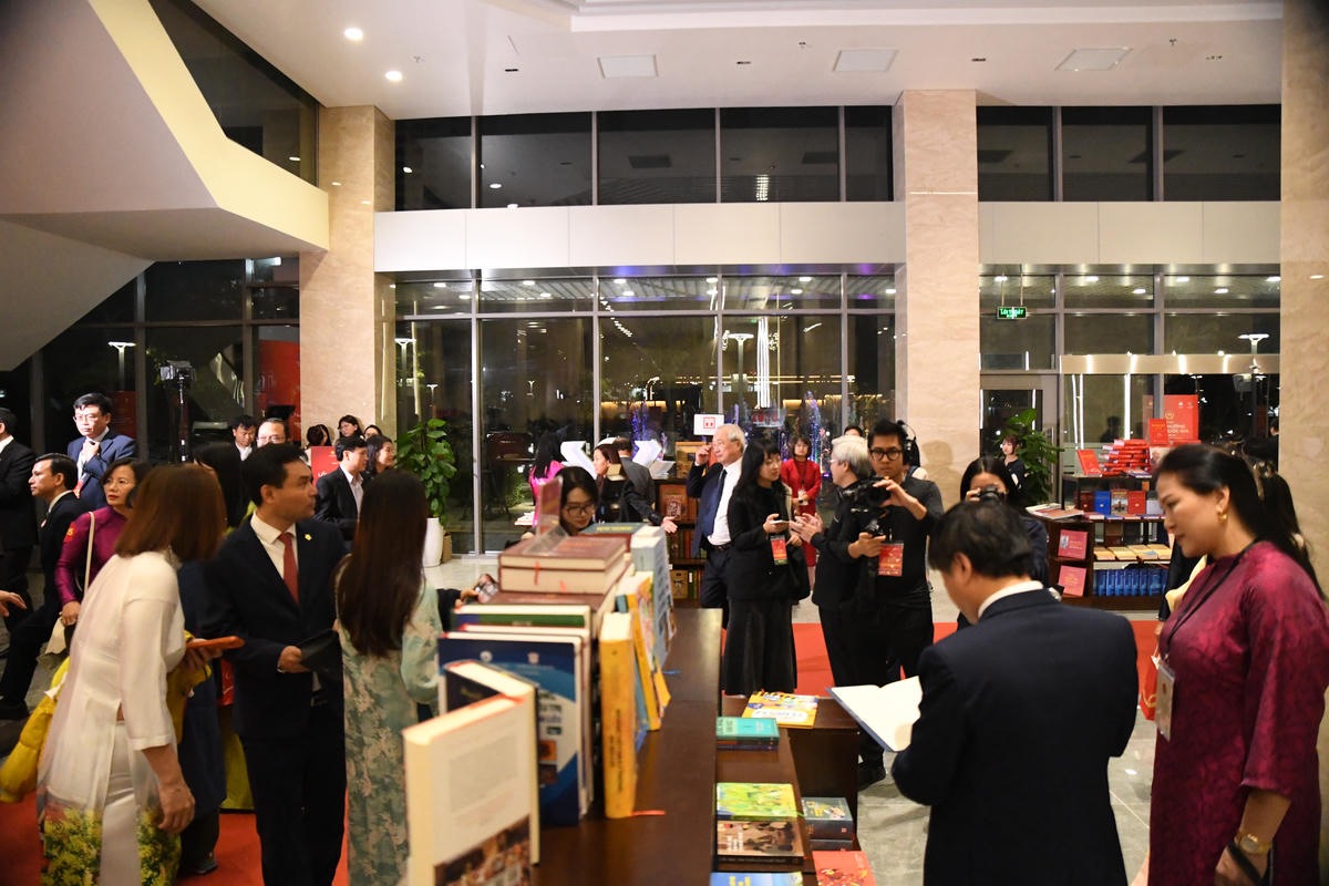 Không gian trưng bày các tác phẩm thu hút đông đảo đại biểu và độc giả.