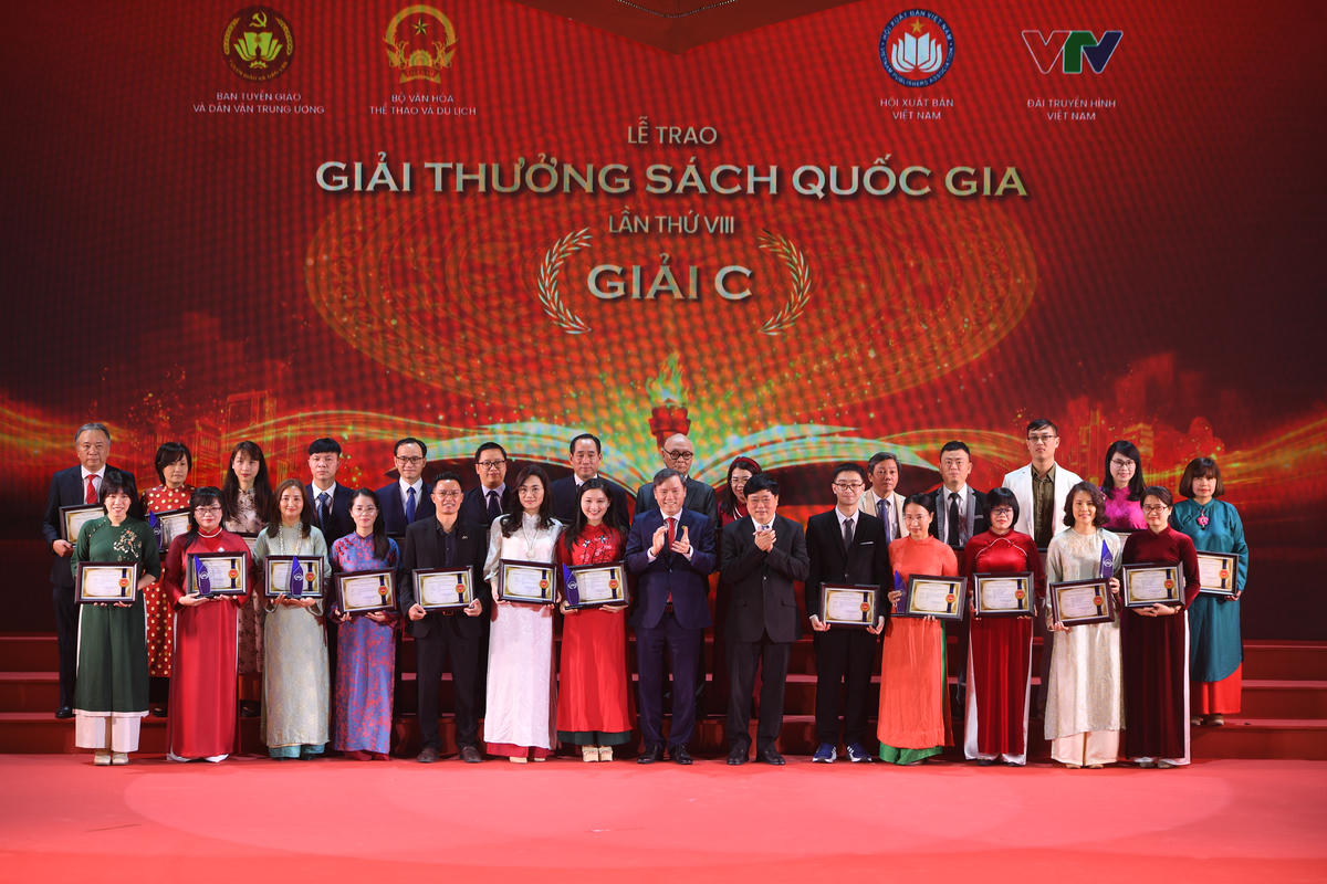 Trao Giải C cho các tác giả, dịch giả nhà xuất bản và đơn vị liên kết xuất bản. 