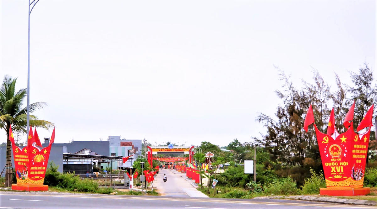 Dọc tuyến đường ở xã Thăng Trường, pa nô, áp phích tuyên truyền bầu cử. Ảnh: Chí Đại.