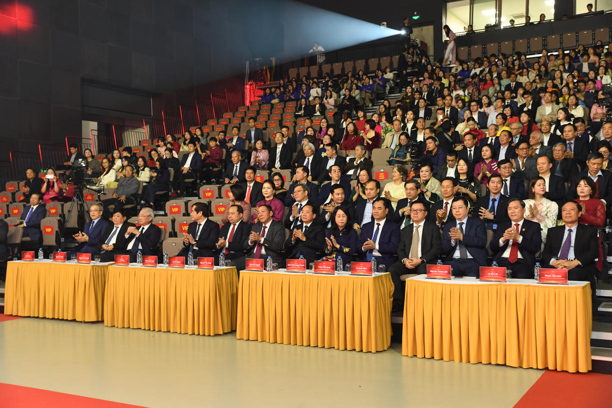 Dự lễ trao giải Uỷ viên Bộ Chính trị, Bí thư Trung ương Đảng, Trưởng Ban Tuyên giáo và Dân vận Trung ương Trịnh Văn Quyết. Về phía Ban tổ chức, dự chương trình có đồng chí Nguyễn Văn Hùng, Bí thư Đảng uỷ, Bộ trưởng Bộ Văn hoá, Thể thao và Du lịch (VHTTDL). Cùng dự buổi lễ còn có các đồng chí Uỷ viên Trung ương Đảng, lãnh đạo, đại diện lãnh đạo các ban, bộ, ngành trung ương và địa phương, các Hội đồng chấm giải, Hội đồng giải thưởng, các tác giả, dịch giả, các nhà xuất bản và đơn vị liên kết vinh dự được nhận giải thưởng.