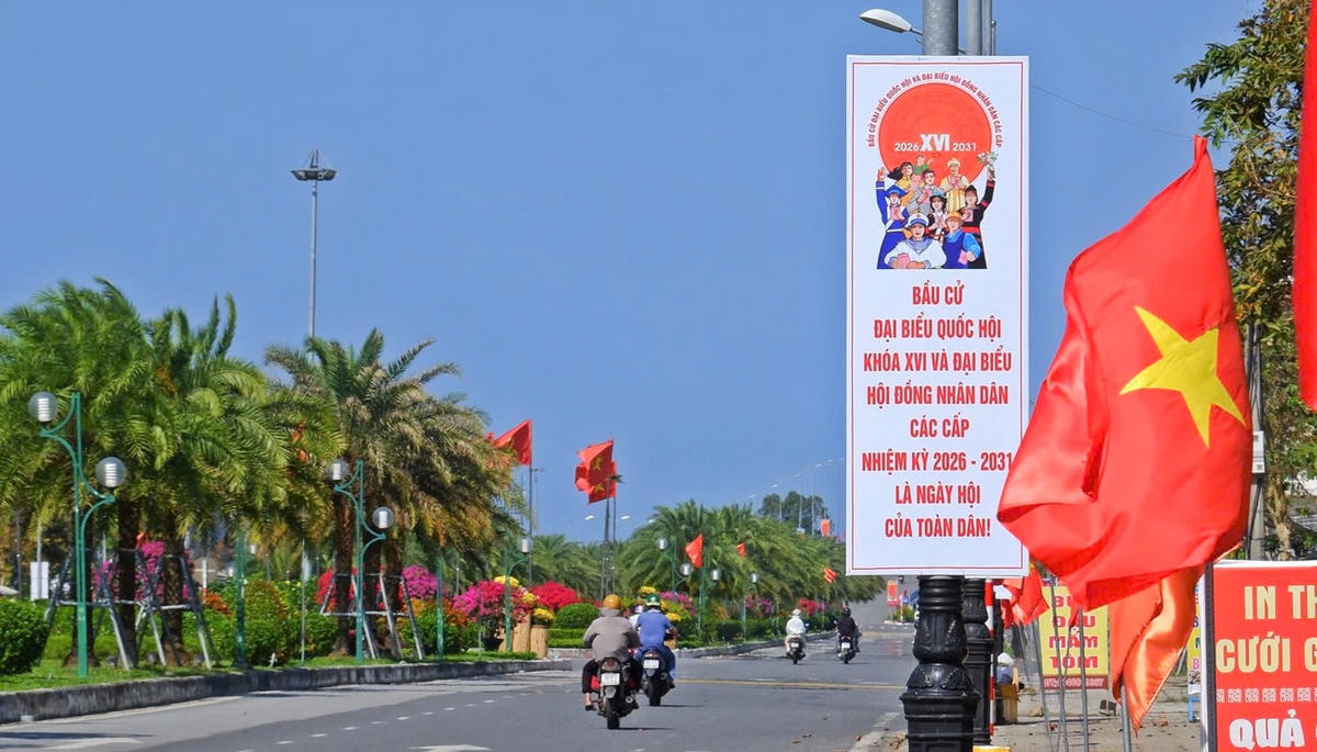 Tuyến đường Điện Biên Phủ, phường Tam Kỳ trang trí tuyên truyền bầu cử. Ảnh: CV.