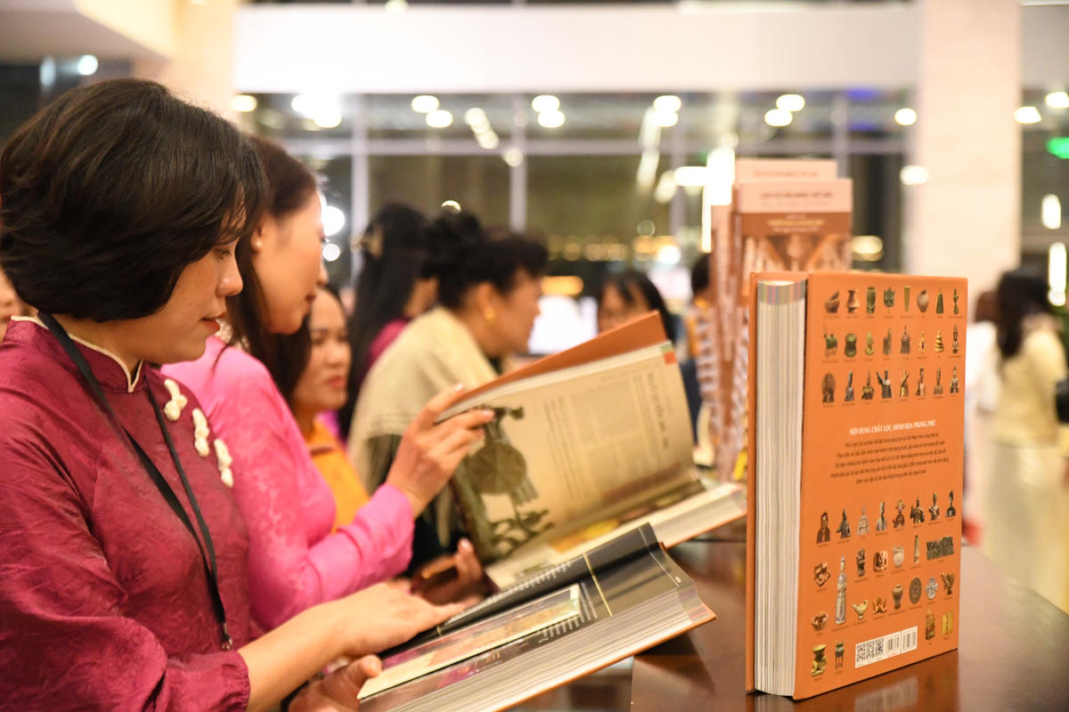 Các tác phẩm tại không gian trưng baỳ phản ánh thành tựu nổi bật của ngành xuất bản Việt Nam trong năm qua.