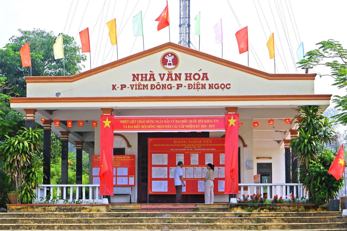 Một điểm bầu cử TP Đà Nẵng rực rỡ cờ Tổ quốc, cờ Đảng. Ảnh: Chí Đại.