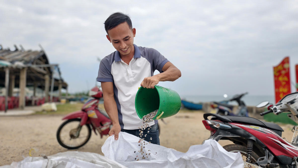 Những bao ốc gạo hàng tấn đang chờ thương lái. Ảnh Dương Quá
