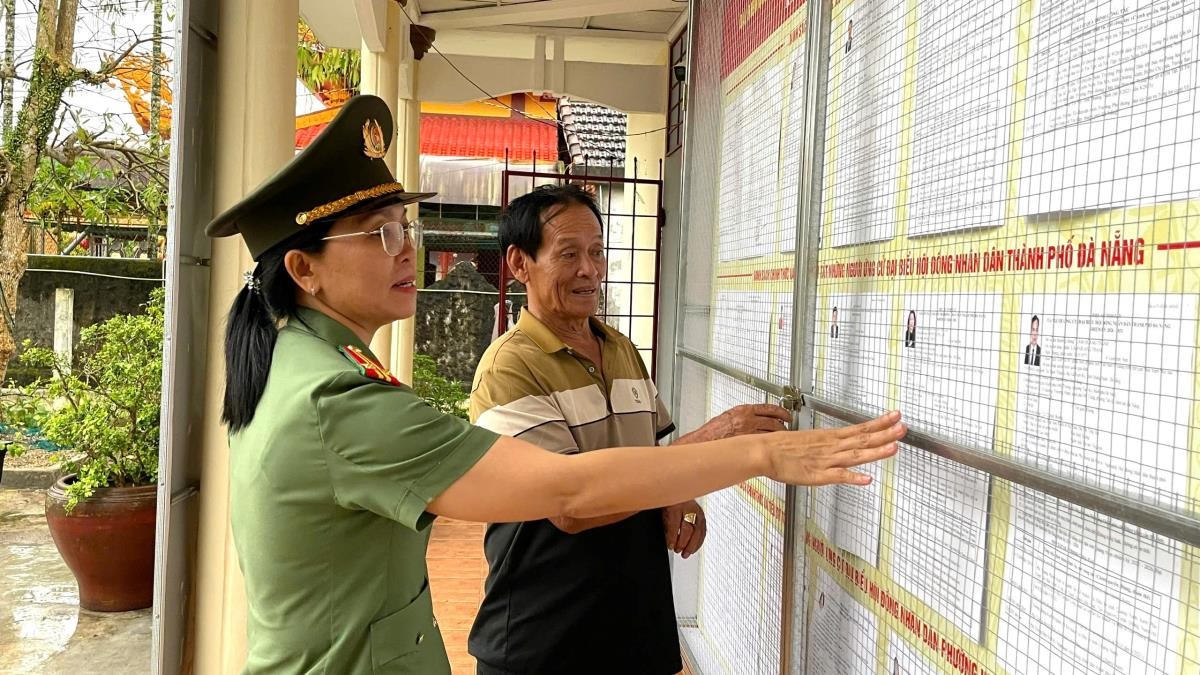 Lực lượng Công an phường Hương Trà kiểm tra khu vực niêm yết danh sách ứng viên và cử tri. Ảnh: CV.