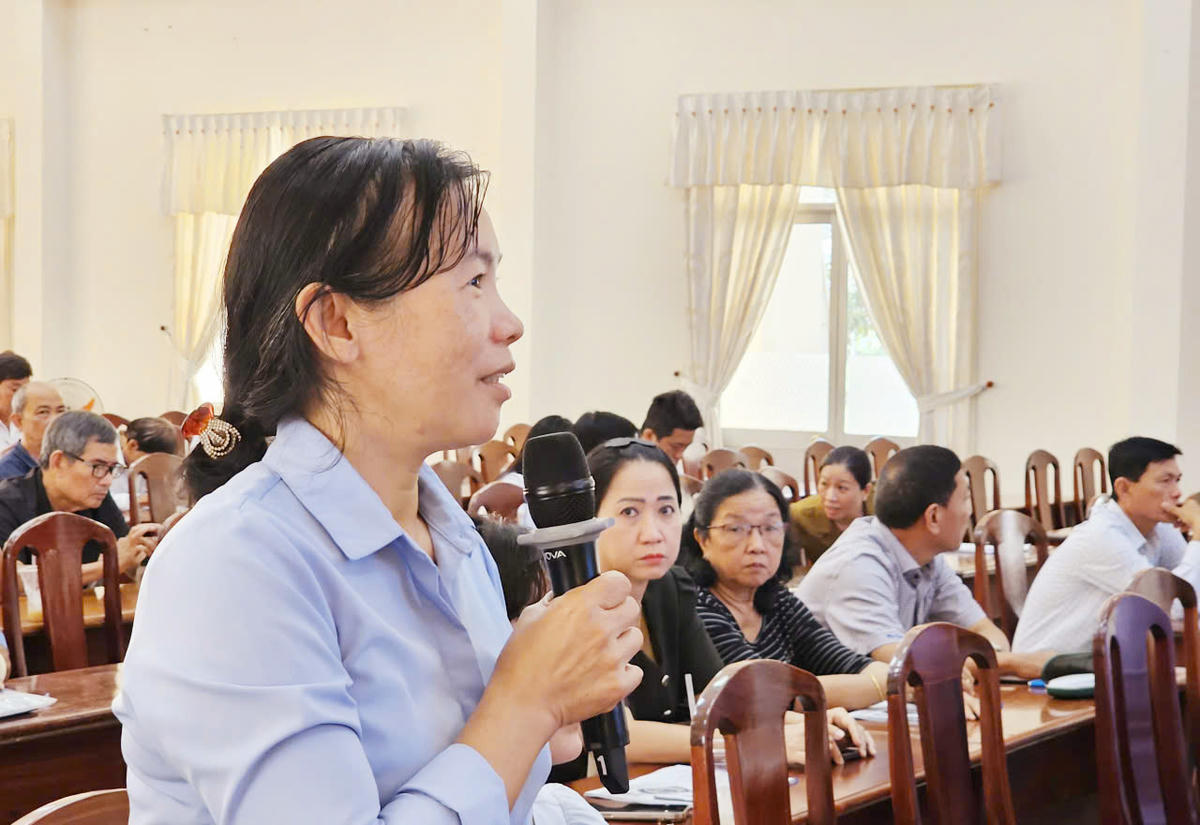 Cử tri phường Bình Thuỷ đóng góp ý kiến tại buổi gặp gỡ các ứng viên. Ảnh Tuệ Yên&nbsp;