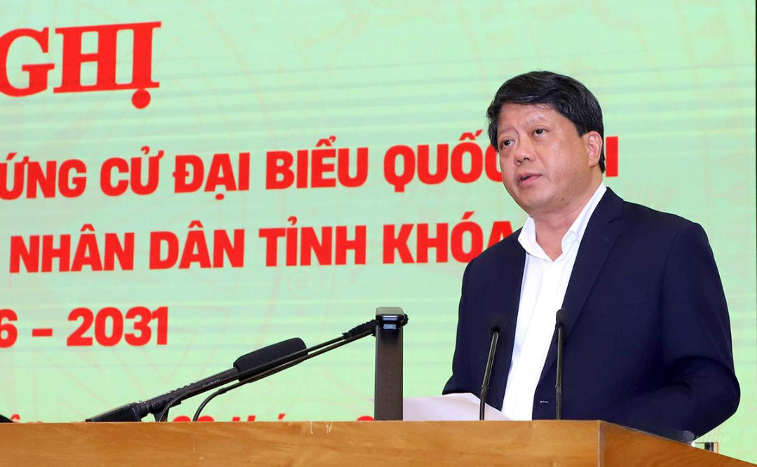 Ông Hà Trung Kiên, Ủy viên Ban Thường vụ Tỉnh ủy, Phó Chủ tịch Thường trực Ủy ban MTTQ Việt Nam tỉnh Tuyên Quang giới thiệu tiểu sử các ứng cử viên.