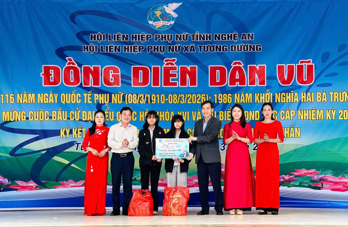 Ông Nguyễn Hồng Tài - Chủ tịch UBND xã Tương Dương thay mặt Đảng ủy, HĐND, UBND xã Tương Dương nhận đỡ đầu 2 em. Ảnh: MD