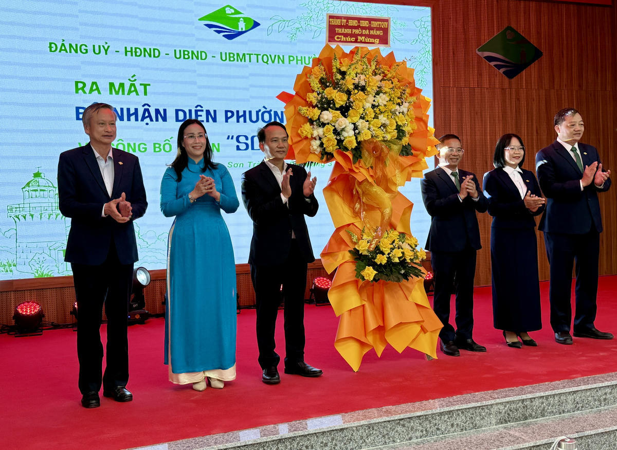 Từ trái qua: ông Đoàn Ngọc Hùng Anh; bà Nguyễn Thị Anh Thi; ông Nguyễn Đình Vĩnh chúc mừng lãnh đạo phường Sơn Trà ra mắt bộ nhận diện. Ảnh: Nguyễn Tú.