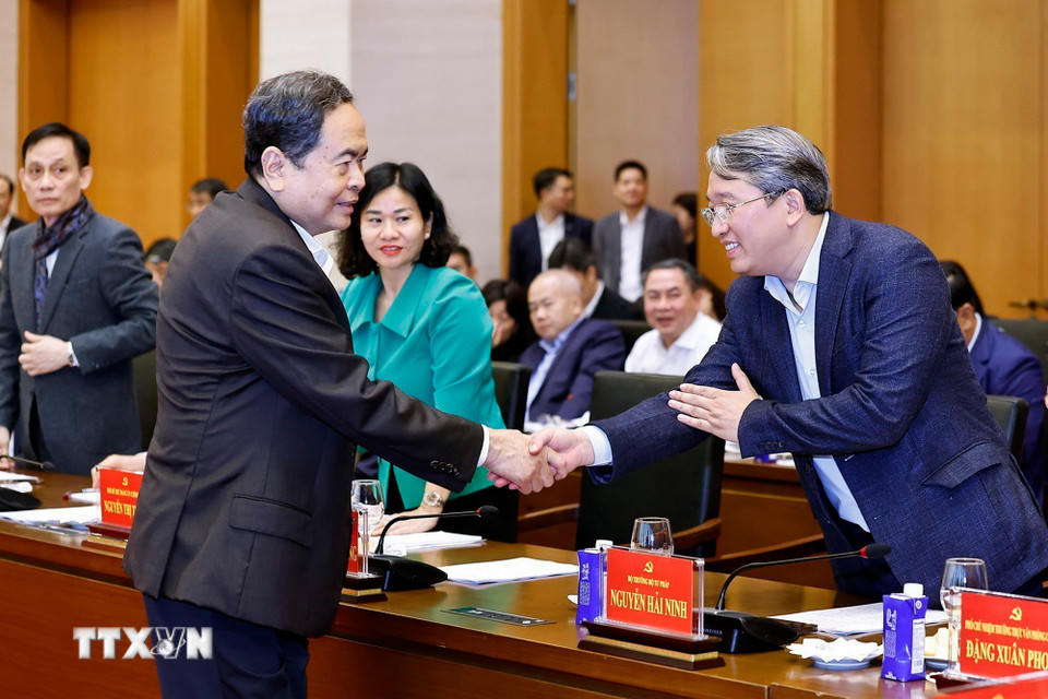 Chủ tịch Quốc hội Trần Thanh Mẫn với đại biểu. (Ảnh: Doãn Tấn/TTXVN)