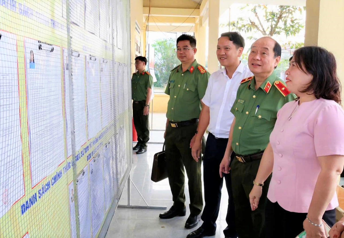 Thiếu tướng Nguyễn Hữu Hợp, Giám đốc Công an TP Đà Nẵng kiểm tra khu vực niêm yết danh sách cử tri ở xã Xuân Phú. Ảnh: CV.