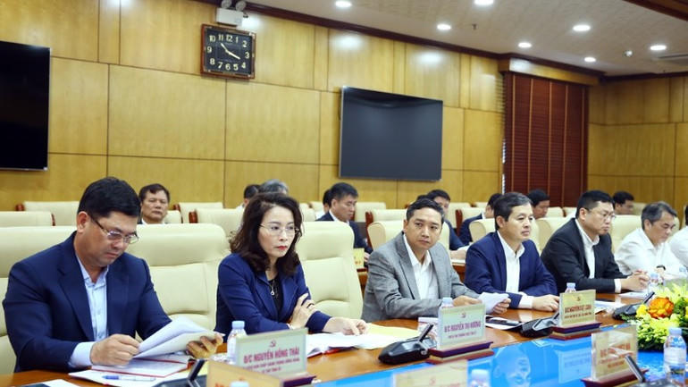 Các đồng chí Thường trực Tỉnh ủy Bắc Ninh tại buổi làm việc.