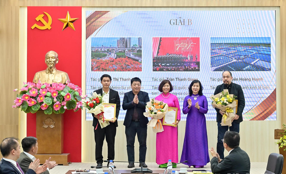 Trao giải cho các tác giả đoạt giải B.