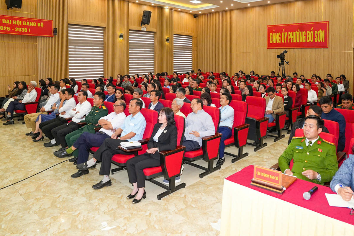 Cử tri tại đơn vị bầu cử số 1 phường Đồ Sơn, TP Hải Phòng lắng nghe chương trình hành động của các ứng viên&nbsp;Đại biểu Quốc hội khoá XVI. Ảnh: CTV.&nbsp;