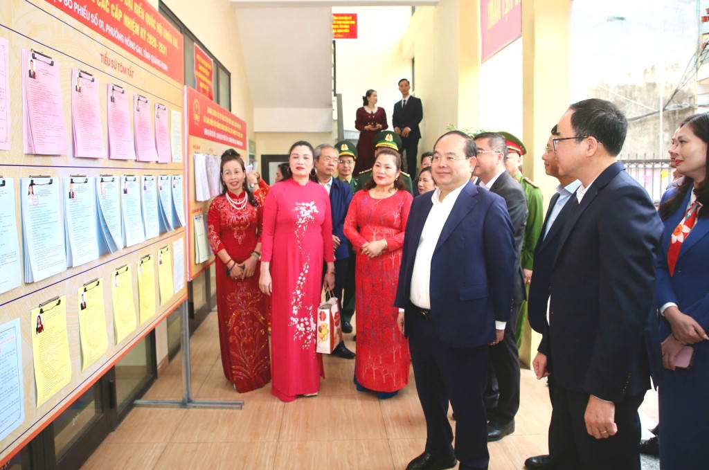 Bí thư Tỉnh ủy Quảng Ninh Quản Minh Cường kiểm tra công tác chuẩn bị bầu cử tại khu vực bỏ phiếu số 1 tại nhà văn hóa khu Hồng Gai 1, phường Hồng Gai. Ảnh: QMG.