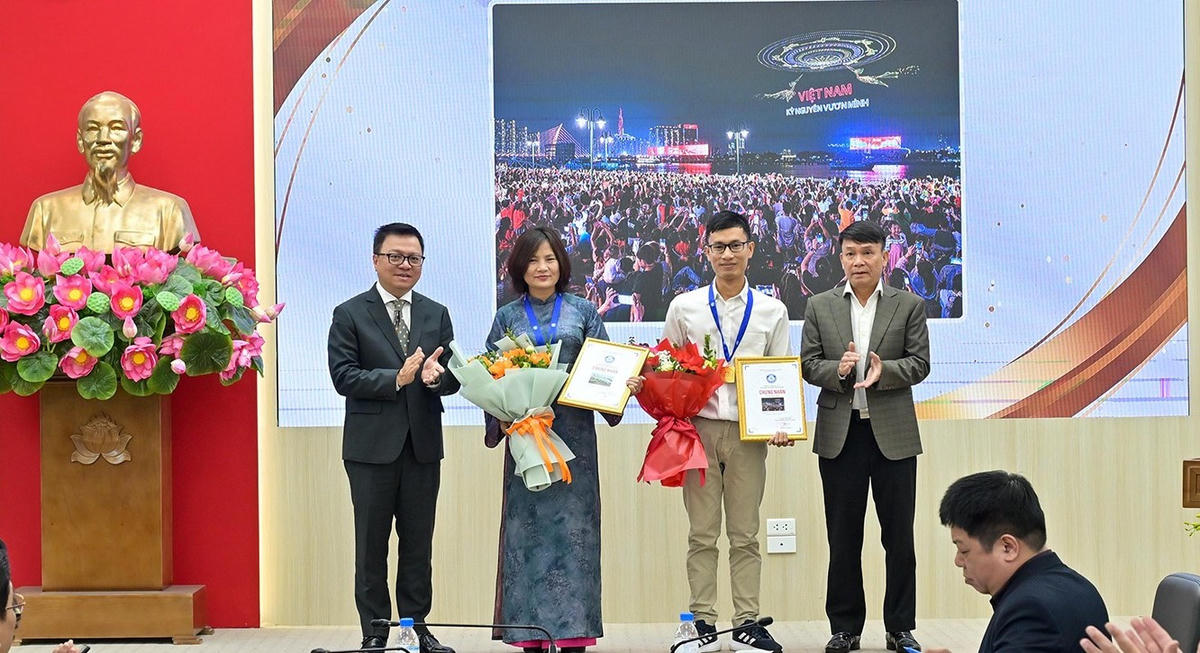 Các tác giả giành giải A tại lễ trao giải.