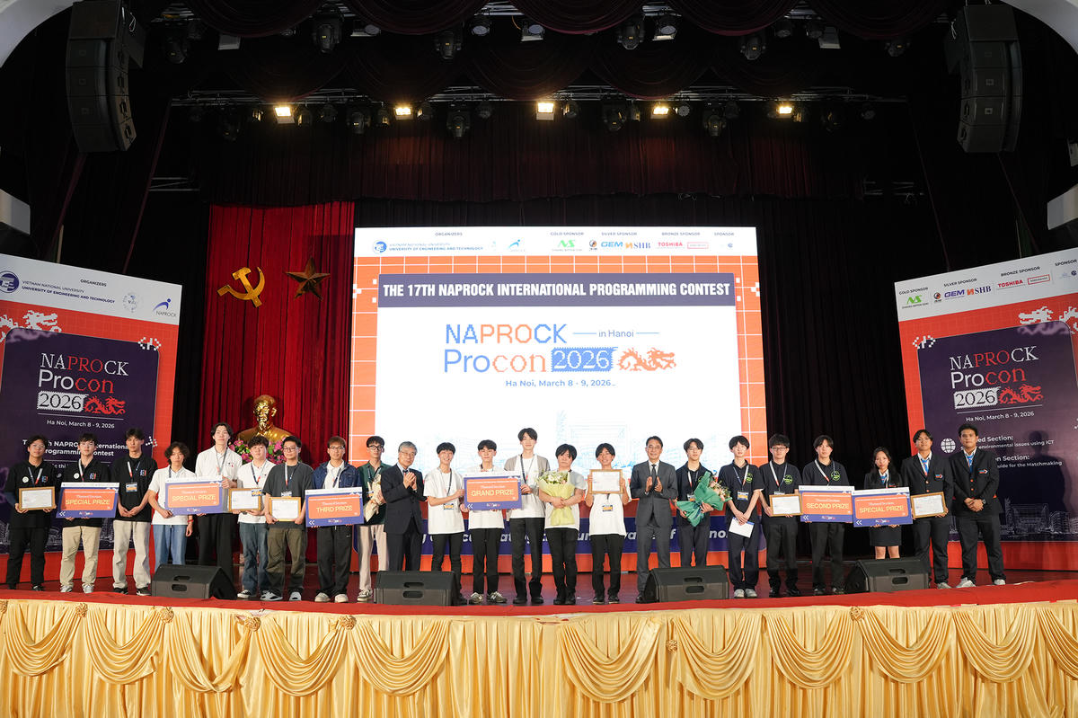 Ban Tổ chức trao giải cho các đội thi.