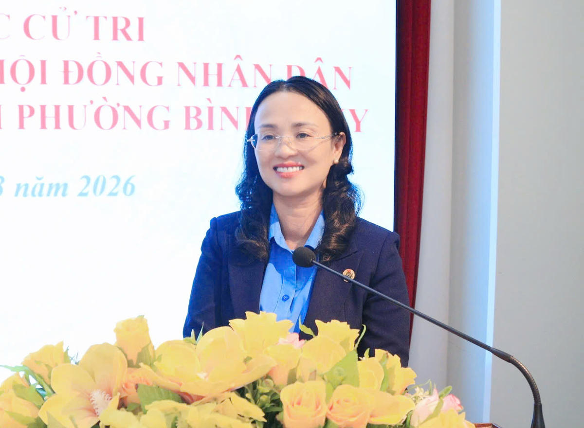 Ứng viên Lê Thị Sương Mai trình bày chương trình hành động tại buổi tiếp xúc cử tri. Ảnh Tuệ Yên&nbsp;